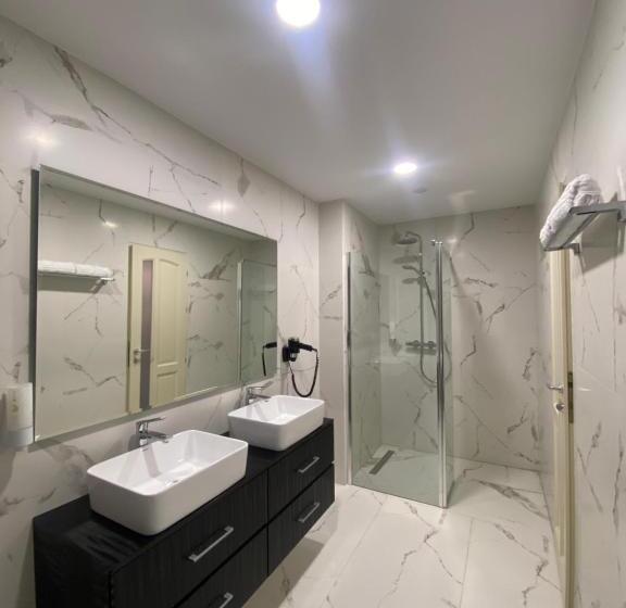 هتل Ocaua Lui Cuza