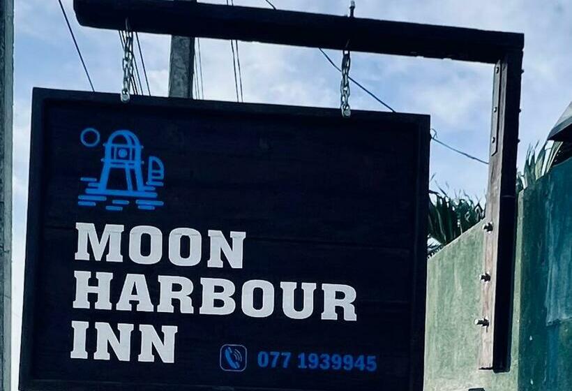 פנסיון Moon Harbour Inn