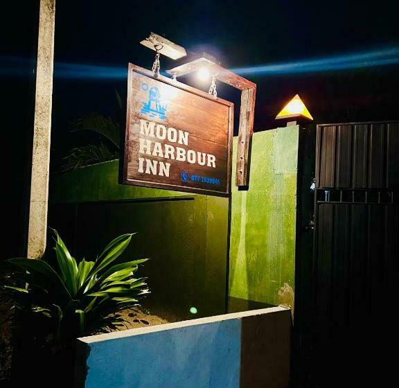 פנסיון Moon Harbour Inn