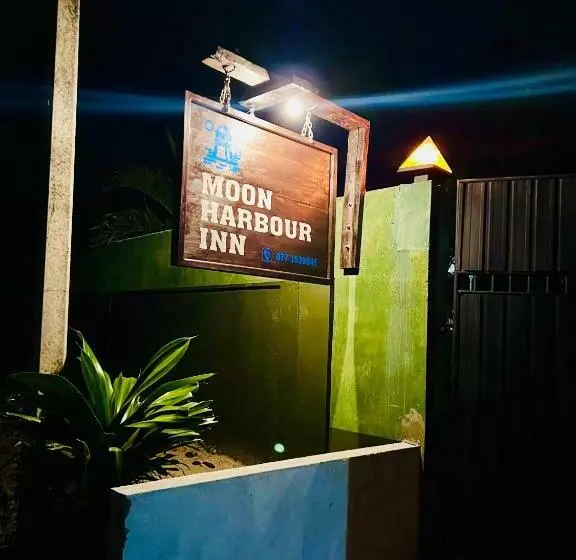 ペンション Moon Harbour Inn