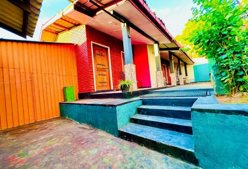 פנסיון Moon Harbour Inn