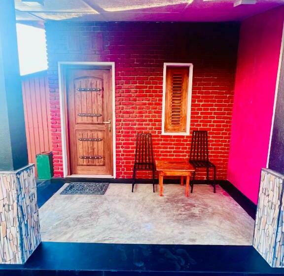 פנסיון Moon Harbour Inn