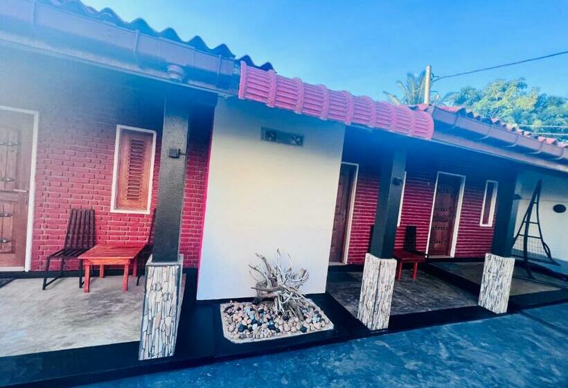 פנסיון Moon Harbour Inn