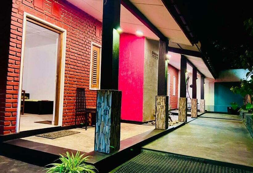 פנסיון Moon Harbour Inn