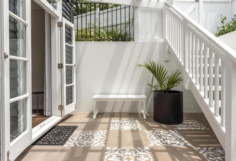 Пансион Hampton Court