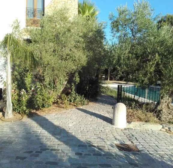 Aamiaismajoitus (B&B) La Bastide De L Oliveraie