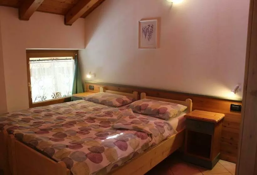 Hotelli Agritur Volpaia Rooms And Apartments