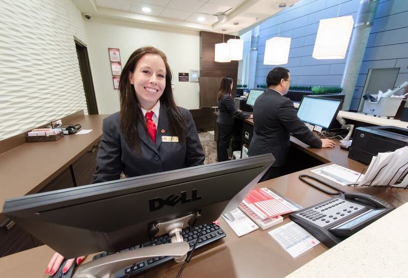 Отель Canad Inns Health Sciences Centre