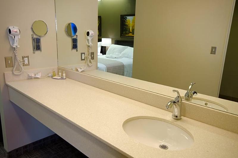 Отель Canad Inns Health Sciences Centre