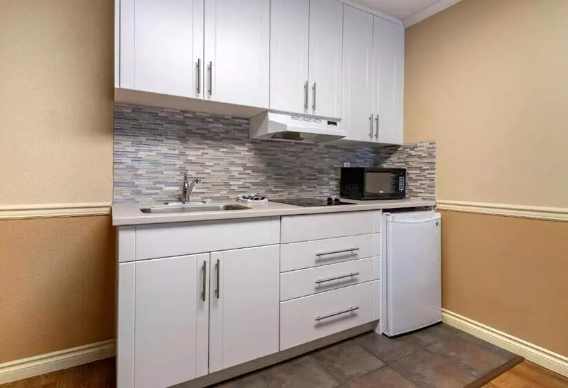 호텔 Econo Lodge Inn & Suites