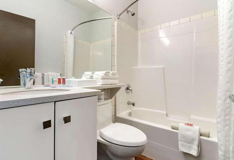 בית מלון כפרי Econo Lodge Inn & Suites