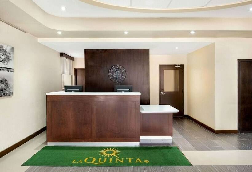 בית מלון כפרי La Quinta By Wyndham Oshawa