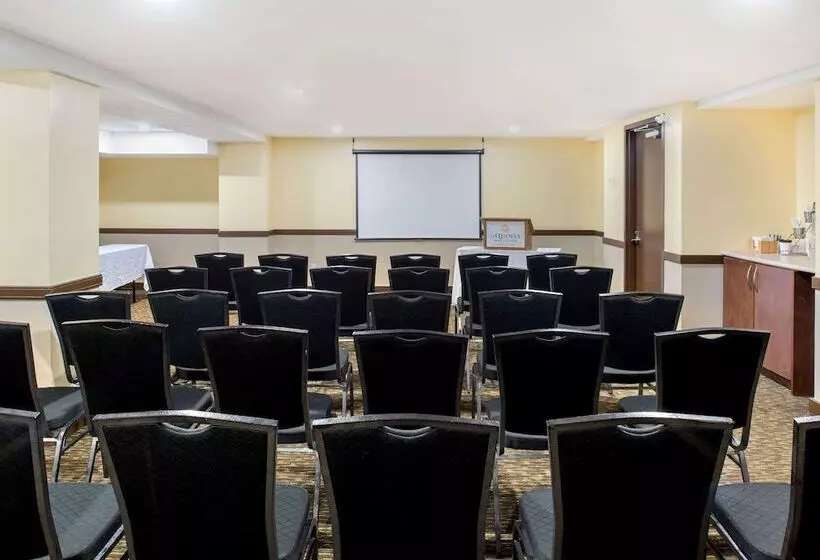 호텔 La Quinta By Wyndham Oshawa