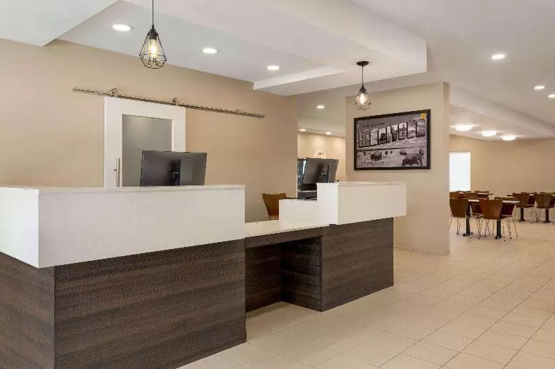 ホテル Super 8 By Wyndham Thompson