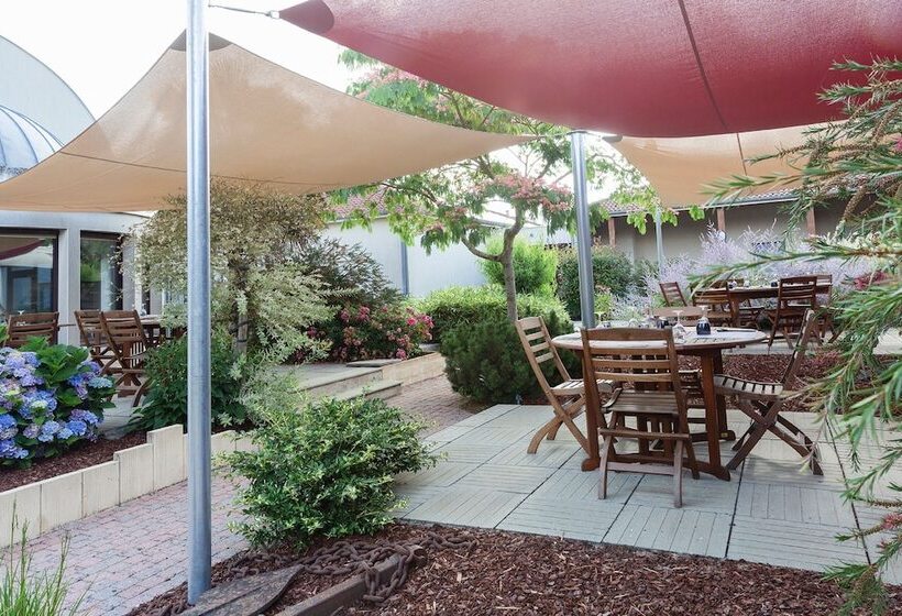 בית מלון כפרי The Originals City, Logis D Elbée, Cholet Nord