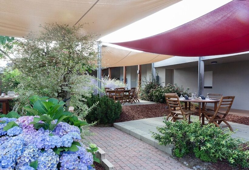 בית מלון כפרי The Originals City, Logis D Elbée, Cholet Nord