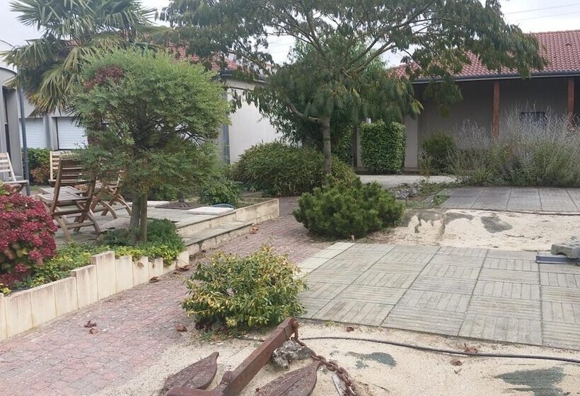 בית מלון כפרי The Originals City, Logis D Elbée, Cholet Nord