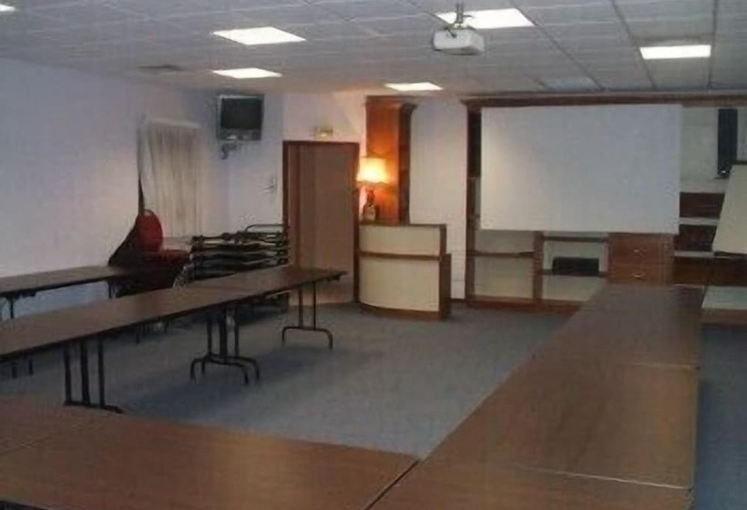 בית מלון כפרי The Originals City, Logis D Elbée, Cholet Nord