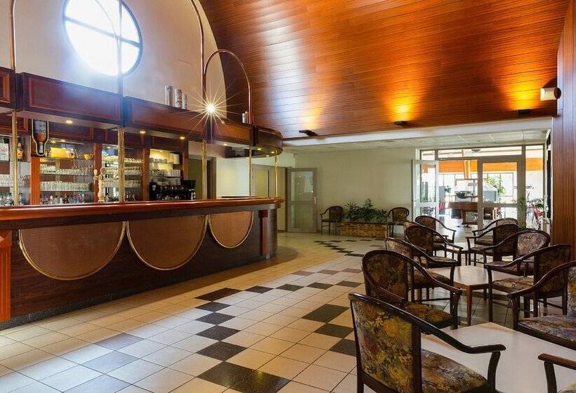 בית מלון כפרי The Originals City, Logis D Elbée, Cholet Nord