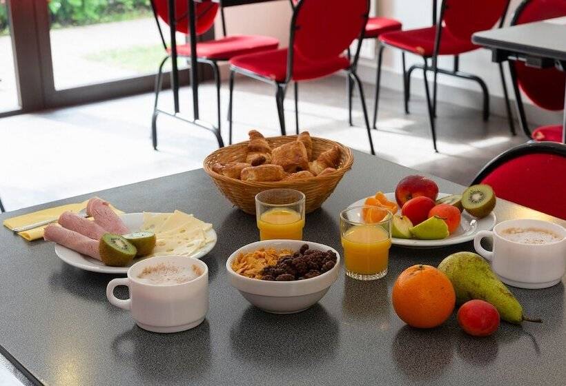 בית מלון כפרי The Originals City, Logis D Elbée, Cholet Nord