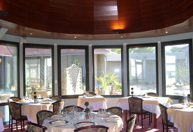 בית מלון כפרי The Originals City, Logis D Elbée, Cholet Nord