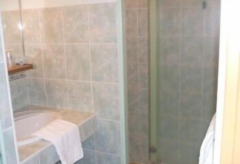 בית מלון כפרי The Originals City, Logis D Elbée, Cholet Nord