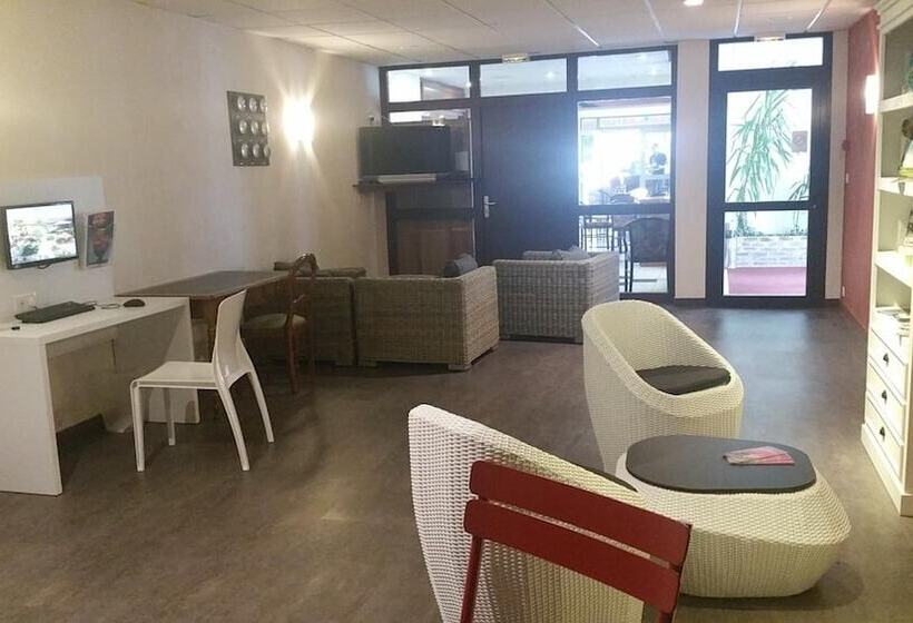 בית מלון כפרי The Originals City, Logis D Elbée, Cholet Nord