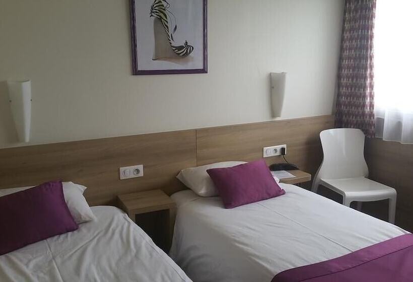 בית מלון כפרי The Originals City, Logis D Elbée, Cholet Nord