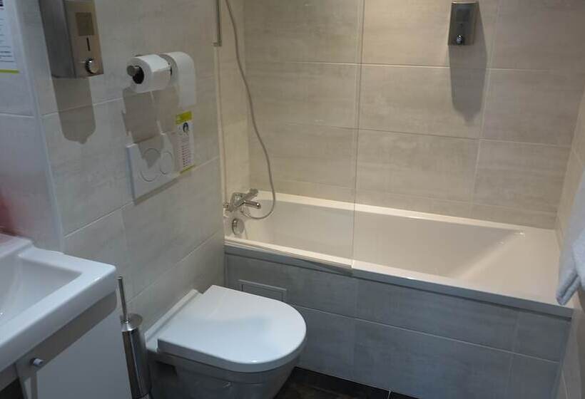 Logis Hotel Yseria Historical Center