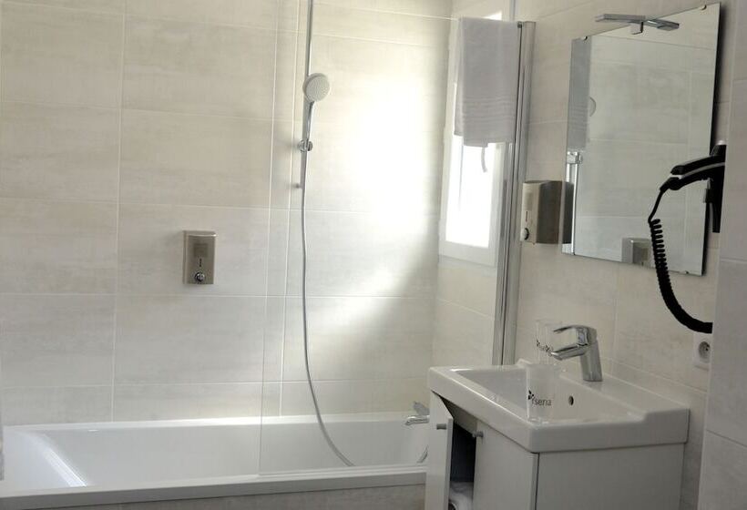 Logis Hotel Yseria Historical Center