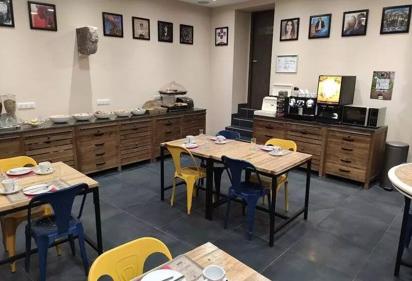 Logis Hotel Yseria Historical Center