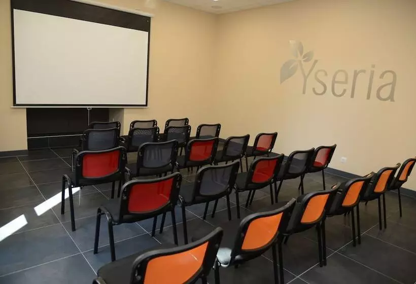 Logis Hotel Yseria Historical Center