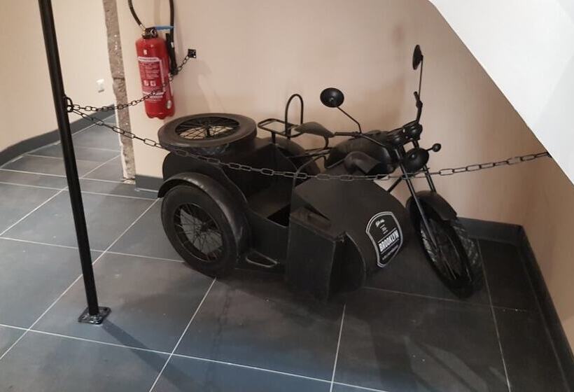 Logis Hotel Yseria Historical Center