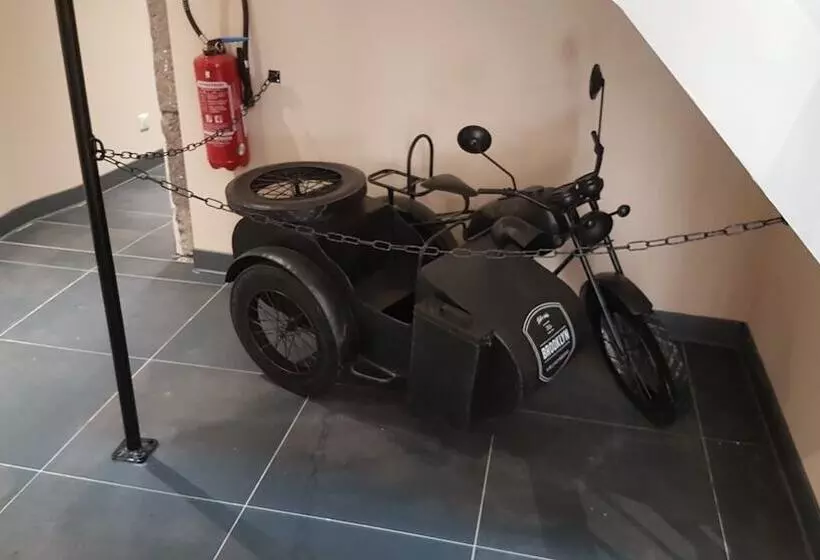 Logis Hotel Yseria Historical Center