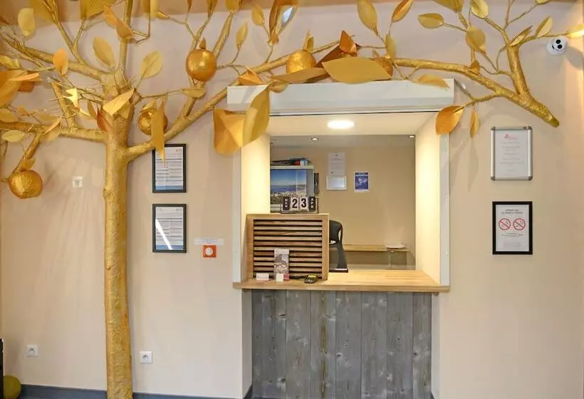 Logis Hotel Yseria Historical Center