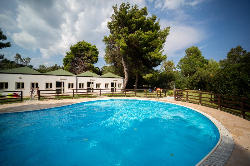 فندق Th Simeri Simeri Village