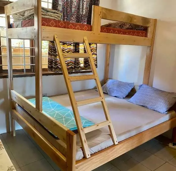 هاستل Hidden Valley Backpackers