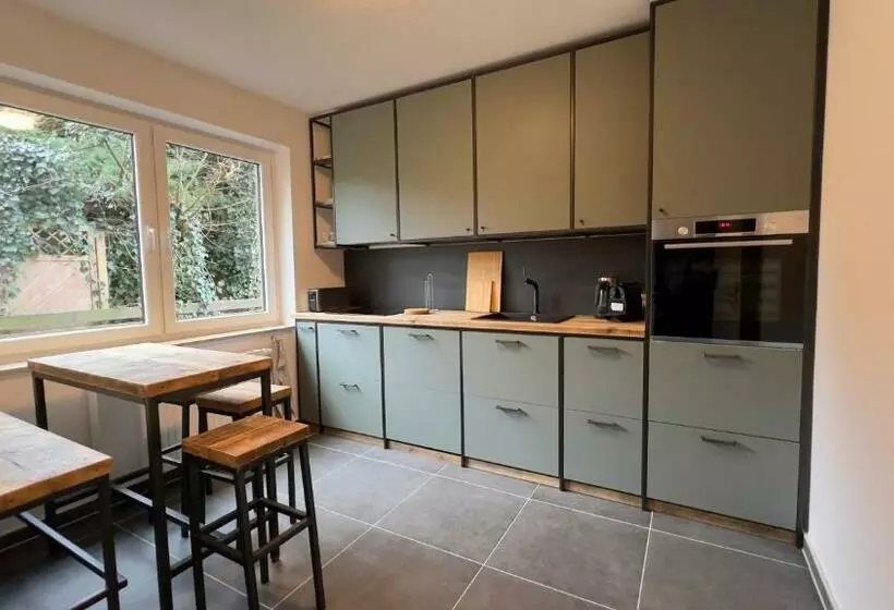 Aamiaismajoitus (B&B) Großes City Ferienhaus Mit Terrasse, Grill Und Parkplatz F19