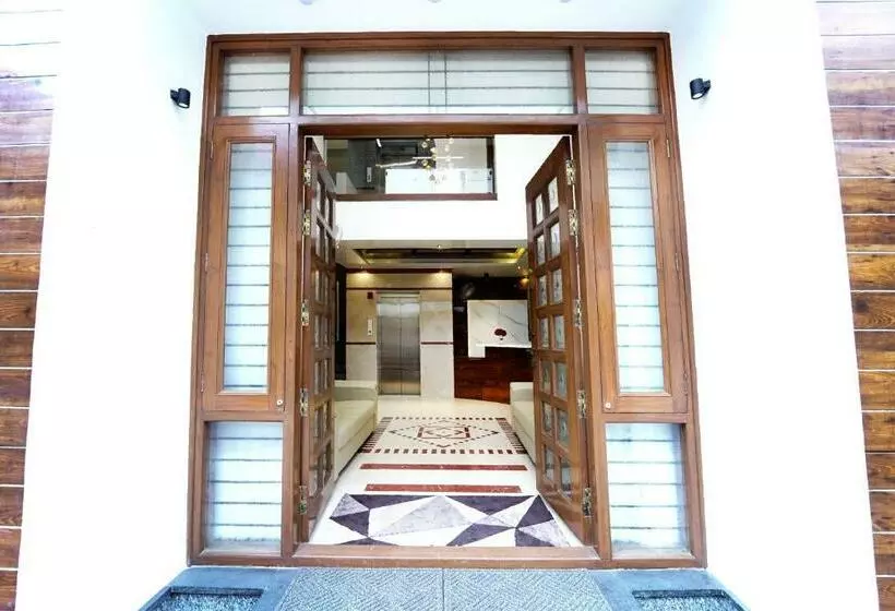هتل Ss Crown Inn