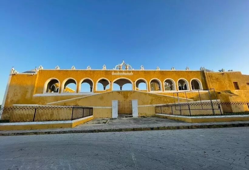 Aamiaismajoitus (B&B) Buenosdías Izamal