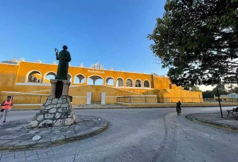 Aamiaismajoitus (B&B) Buenosdías Izamal