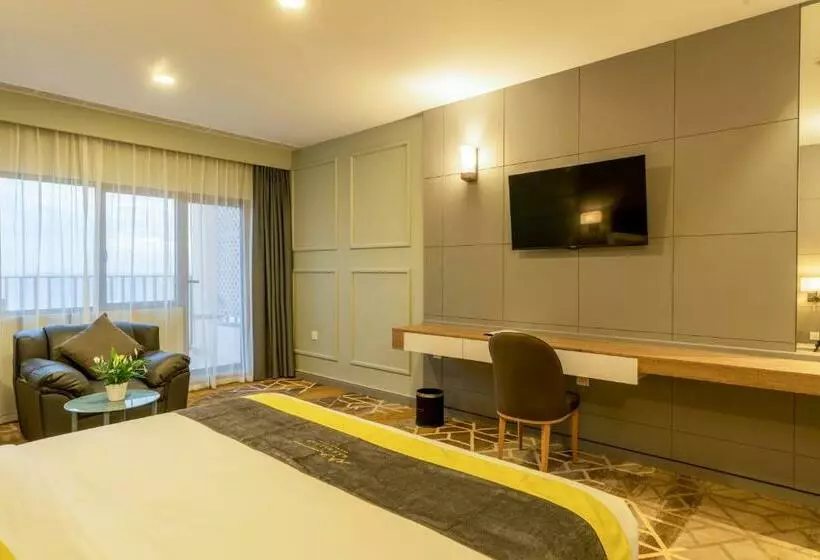 Manhattan Business Hotel, Male