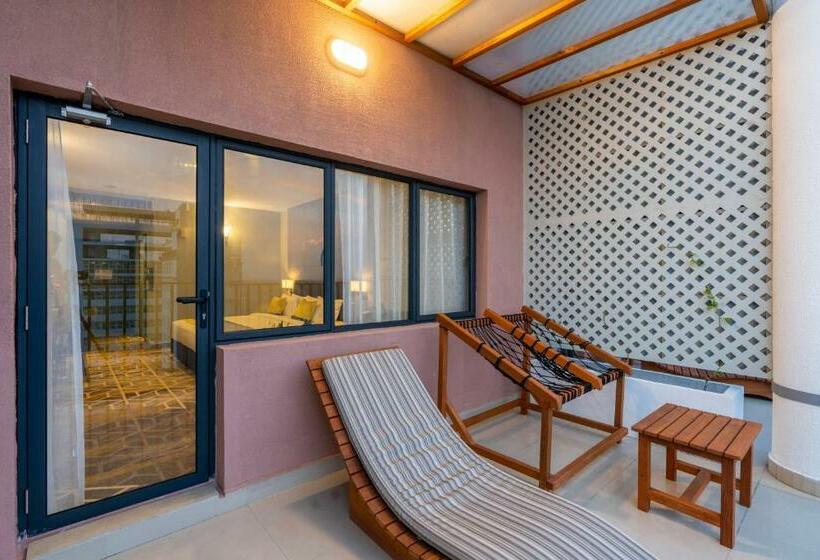 Manhattan Business Hotel, Male