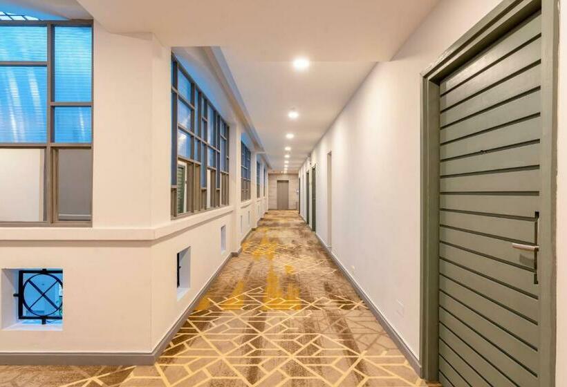 Manhattan Business Hotel, Male