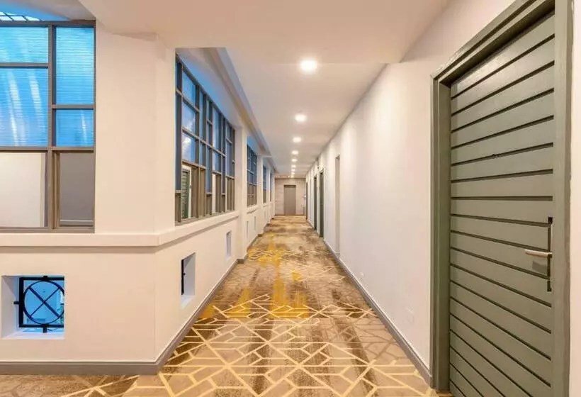 Manhattan Business Hotel, Male