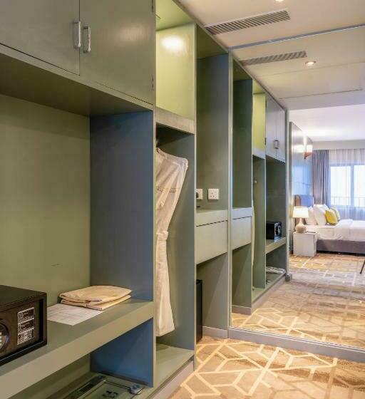 Manhattan Business Hotel, Male