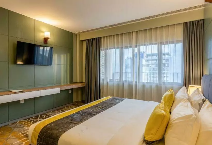 Manhattan Business Hotel, Male