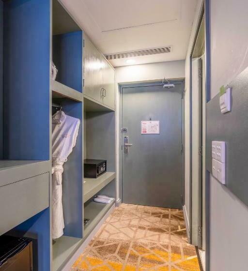 Manhattan Business Hotel, Male