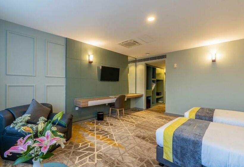 Manhattan Business Hotel, Male