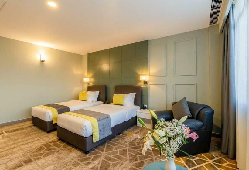 Manhattan Business Hotel, Male